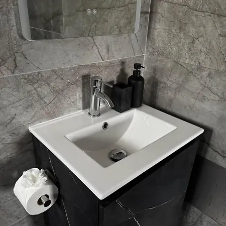August Special Reduced Rates Available Apartmán