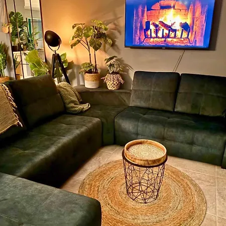 August Special Reduced Rates Available Apartmán